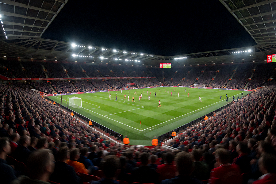 夜晚体育场内正在进行的足球赛事现场全景